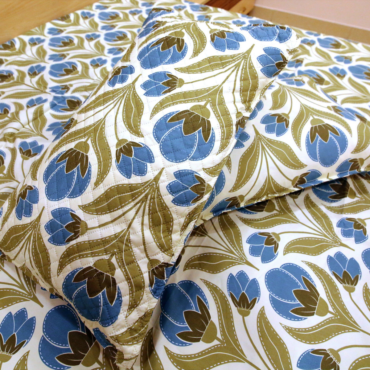 Parish Handlooms Cotton Double Flat 200 TC Floral 1 AC Bedsheet with 2 Pillow Covers
